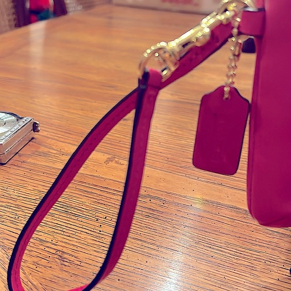 🎀COACH Hot PinkCornerZip Wristlet.Roomy&Compact.Used OnceEUC.
UseAloneOrAsWallet - Picture 4 of 11